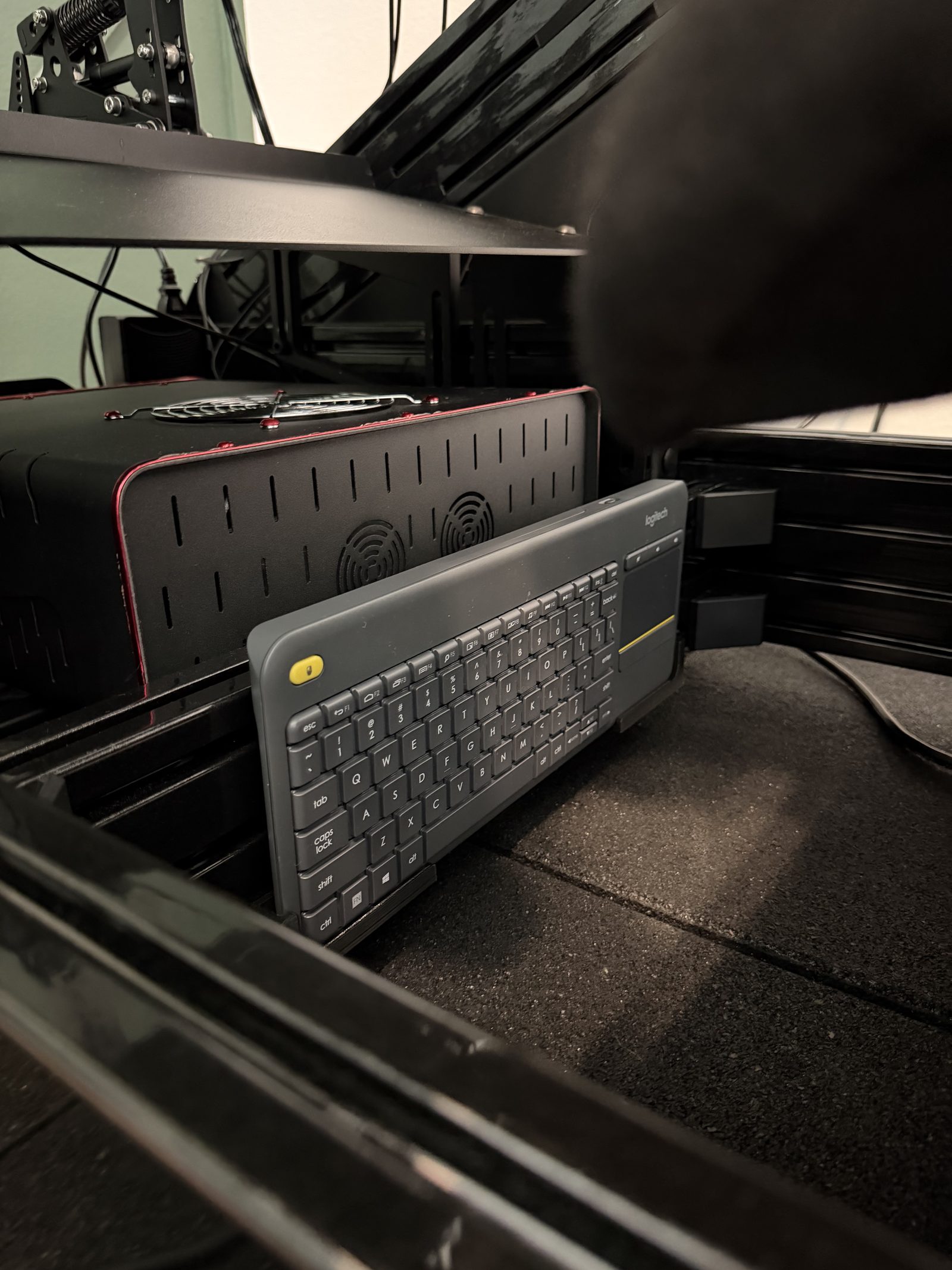Wireless keyboard in a dedicated tray under the rig